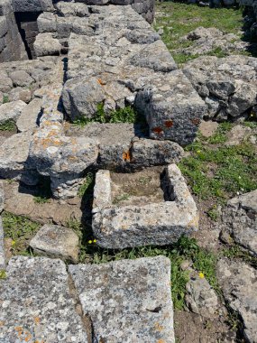 Serri 'deki Santa Vittoria' nın Nuragic Tapınağı 'nın bir parçası olan su dolu antik taş kaplı kutsal kuyu.