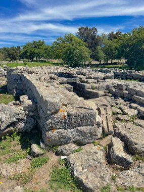 Serri 'deki Santa Vittoria' nın Nuragic Tapınağı 'nın bir parçası olan su dolu antik taş kaplı kutsal kuyu.