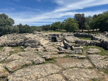 Serri 'deki Santa Vittoria' nın Nuragic Tapınağı 'nın bir parçası olan su dolu antik taş kaplı kutsal kuyu.