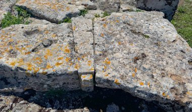 Serri 'deki Santa Vittoria' nın Nuragic Tapınağı 'nın bir parçası olan su dolu antik taş kaplı kutsal kuyu.