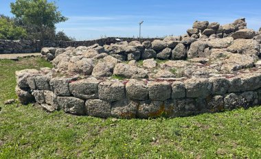 Serri 'deki Santa Vittoria' nın Nuragic Tapınağı 'nın bir parçası olan su dolu antik taş kaplı kutsal kuyu.