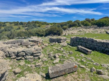 Serri 'deki Santa Vittoria' nın Nuragic Tapınağı 'nın bir parçası olan su dolu antik taş kaplı kutsal kuyu.