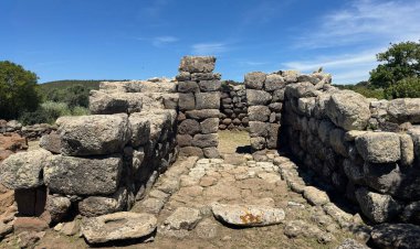 Serri 'deki Santa Vittoria' nın Nuragic Tapınağı 'nın bir parçası olan su dolu antik taş kaplı kutsal kuyu.