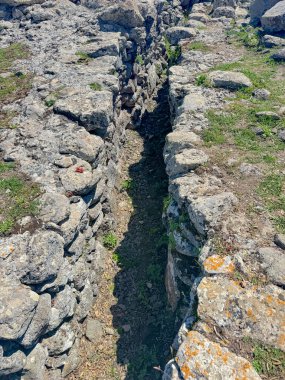 Serri 'deki Santa Vittoria' nın Nuragic Tapınağı 'nın bir parçası olan su dolu antik taş kaplı kutsal kuyu.