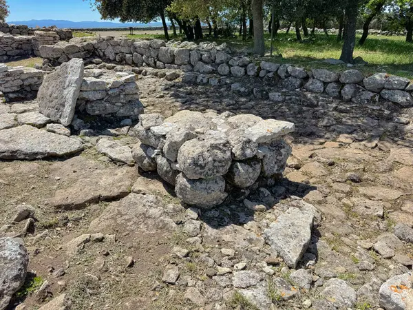 Serri 'deki Santa Vittoria' nın Nuragic Tapınağı 'nın bir parçası olan su dolu antik taş kaplı kutsal kuyu.
