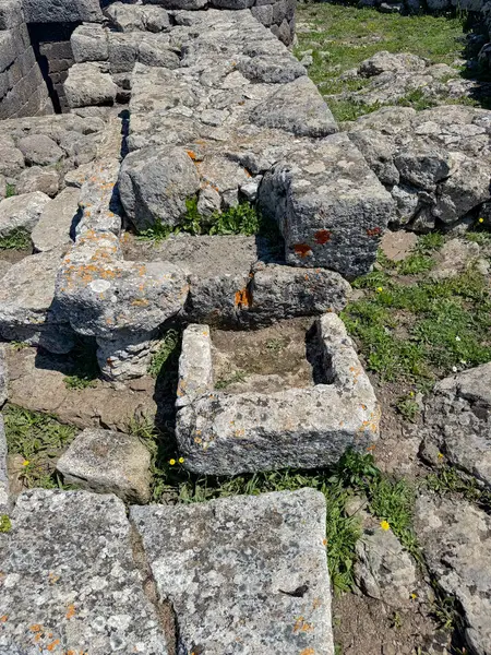 Serri 'deki Santa Vittoria' nın Nuragic Tapınağı 'nın bir parçası olan su dolu antik taş kaplı kutsal kuyu.