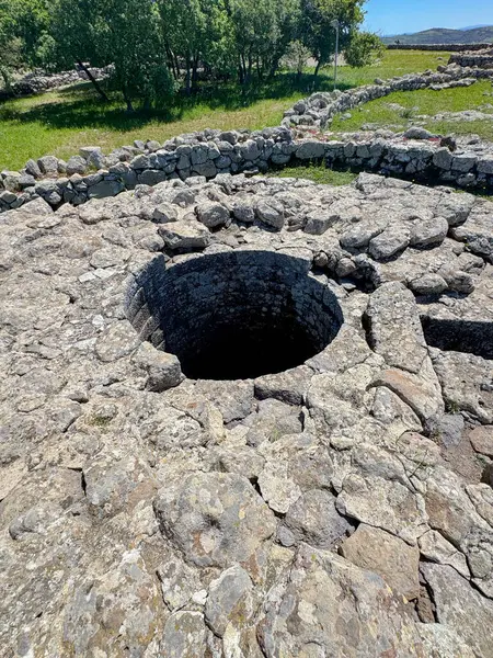 Serri 'deki Santa Vittoria' nın Nuragic Tapınağı 'nın bir parçası olan su dolu antik taş kaplı kutsal kuyu.