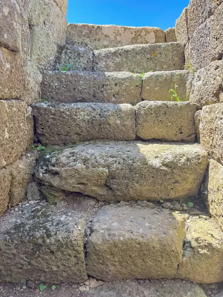 Serri 'deki Santa Vittoria' nın Nuragic Tapınağı 'nın bir parçası olan su dolu antik taş kaplı kutsal kuyu.