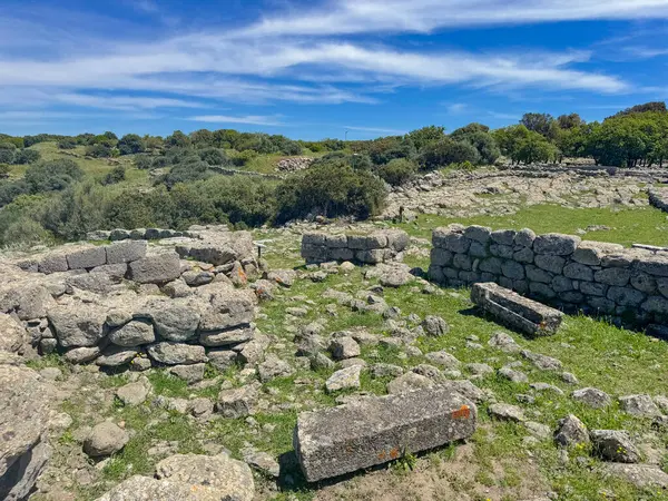 Serri 'deki Santa Vittoria' nın Nuragic Tapınağı 'nın bir parçası olan su dolu antik taş kaplı kutsal kuyu.
