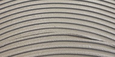 Seramik fayansı almak için yere yapışkan yapıştırıcı sürdüm.