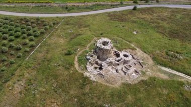 Suelli, Sardunya 'da antik bir Bronz Çağı megalitik yapısı olan Nuraghe Piscu' nun insansız hava aracı görüntüsü
