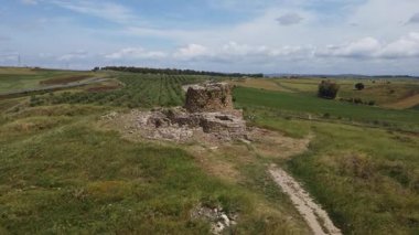 Suelli, Sardunya 'da antik bir Bronz Çağı megalitik yapısı olan Nuraghe Piscu' nun insansız hava aracı görüntüsü