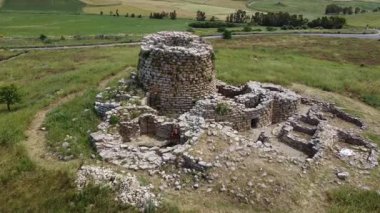 Suelli, Sardunya 'da antik bir Bronz Çağı megalitik yapısı olan Nuraghe Piscu' nun insansız hava aracı görüntüsü