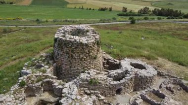Suelli, Sardunya 'da antik bir Bronz Çağı megalitik yapısı olan Nuraghe Piscu' nun insansız hava aracı görüntüsü