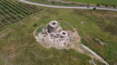 Suelli, Sardunya 'da antik bir Bronz Çağı megalitik yapısı olan Nuraghe Piscu' nun insansız hava aracı görüntüsü