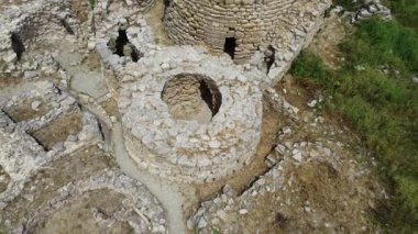 Suelli, Sardunya 'da antik bir Bronz Çağı megalitik yapısı olan Nuraghe Piscu' nun insansız hava aracı görüntüsü