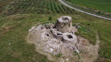Suelli, Sardunya 'da antik bir Bronz Çağı megalitik yapısı olan Nuraghe Piscu' nun insansız hava aracı görüntüsü