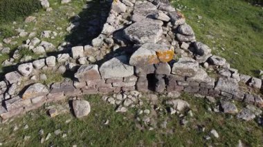 Siddi, Sardinya 'daki tarih öncesi bir dev mezarın insansız hava aracı görüntüsü. Çimenli bir arazide Nuragic megalitik mimarisi.