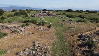 Siddi, Sardinya 'daki tarih öncesi bir dev mezarın insansız hava aracı görüntüsü. Çimenli bir arazide Nuragic megalitik mimarisi.
