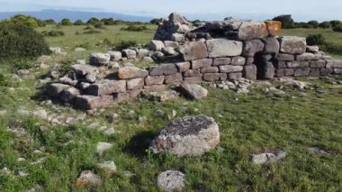 Siddi, Sardinya 'daki tarih öncesi bir dev mezarın insansız hava aracı görüntüsü. Çimenli bir arazide Nuragic megalitik mimarisi.