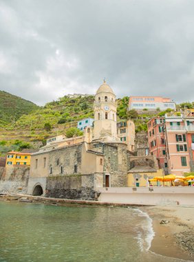 Corniglia 'da, Liguria' da, Cinque Terre 'de, İtalya' da, tepede canlı evler görülüyor.