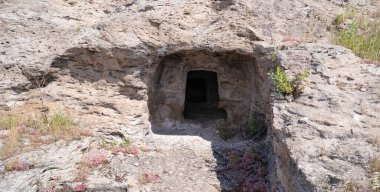 Tarih öncesi Domus de Janas Loccis 'in Kaya Kesimi Mezarı, Sardini