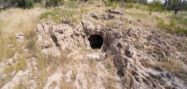 Tarih öncesi Domus de Janas Loccis 'in Kaya Kesimi Mezarı, Sardini