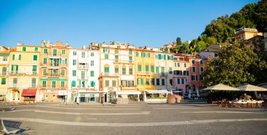 Lerici Şatosu ve limana yanaşmış renkli köy manzarası