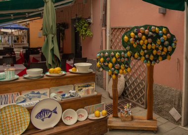 Monterosso, Liguria 'da bir sokakta el yapımı limon ve köy temalı seramik hediyelik eşya.