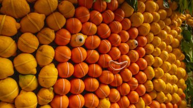 Monterosso, Liguria 'da bir sokakta el yapımı limon ve köy temalı seramik hediyelik eşya.
