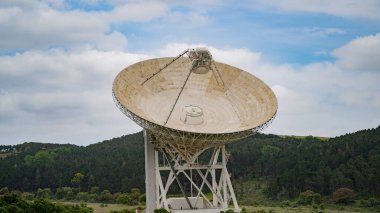 Derin uzay gözlemi için kullanılan büyük bir parabolik radyo teleskobu Sardinya RST çanağı görüntüsü