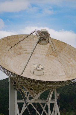 Derin uzay gözlemi için kullanılan büyük bir parabolik radyo teleskobu Sardinya RST çanağı görüntüsü