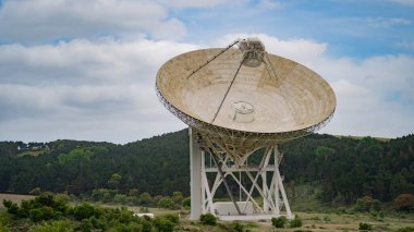 Derin uzay gözlemi için kullanılan büyük bir parabolik radyo teleskobu Sardinya RST çanağı görüntüsü