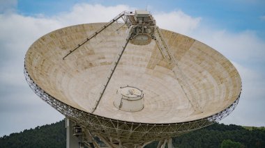 Derin uzay gözlemi için kullanılan büyük bir parabolik radyo teleskobu Sardinya RST çanağı görüntüsü