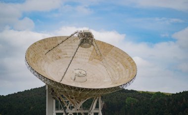 Derin uzay gözlemi için kullanılan büyük bir parabolik radyo teleskobu Sardinya RST çanağı görüntüsü