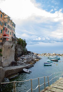 Resimli Riomaggiore limanında parlak renkli evler ve tekneler, Cinque Terre, İtalya