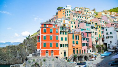 Resimli Riomaggiore limanında parlak renkli evler ve tekneler, Cinque Terre, İtalya