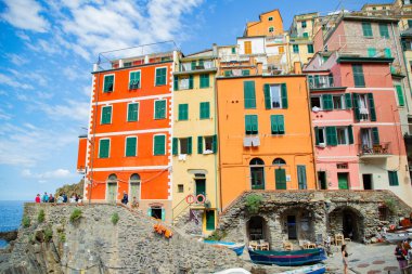 Resimli Riomaggiore limanında parlak renkli evler ve tekneler, Cinque Terre, İtalya