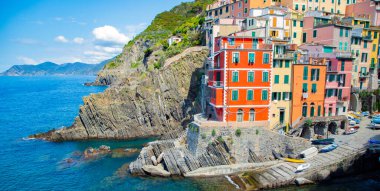 Resimli Riomaggiore limanında parlak renkli evler ve tekneler, Cinque Terre, İtalya