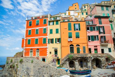 Resimli Riomaggiore limanında parlak renkli evler ve tekneler, Cinque Terre, İtalya