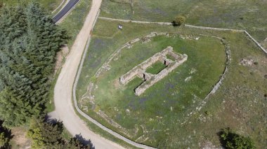 Domu de Orgia 'nın robot resmi, Esterzili, Sardunya' daki Nuragic kutsal kompleksi. Doğayla çevrili dikdörtgen taş tapınak.
