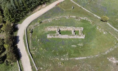 Siddi, Sardinya Nuragic megalitik mimarisinde tarih öncesi bir dev mezarın insansız hava aracı görüntüsü