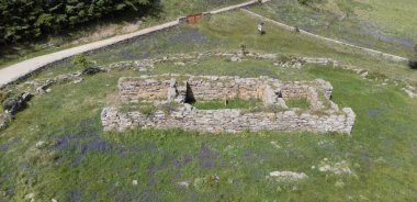 Siddi, Sardinya Nuragic megalitik mimarisinde tarih öncesi bir dev mezarın insansız hava aracı görüntüsü