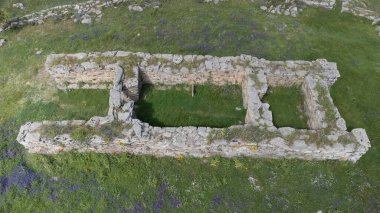 Siddi, Sardinya Nuragic megalitik mimarisinde tarih öncesi bir dev mezarın insansız hava aracı görüntüsü
