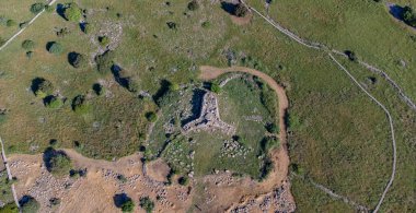 Siddi, Sardinya Nuragic megalitik mimarisinde tarih öncesi bir dev mezarın insansız hava aracı görüntüsü