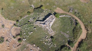 Siddi, Sardinya Nuragic megalitik mimarisinde tarih öncesi bir dev mezarın insansız hava aracı görüntüsü