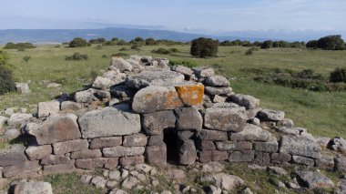 Siddi, Sardinya Nuragic megalitik mimarisinde tarih öncesi bir dev mezarın insansız hava aracı görüntüsü