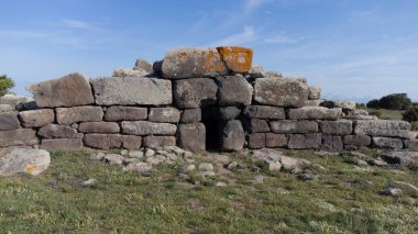 Siddi, Sardinya Nuragic megalitik mimarisinde tarih öncesi bir dev mezarın insansız hava aracı görüntüsü
