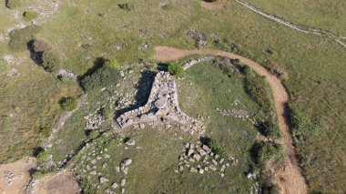 Siddi, Sardinya Nuragic megalitik mimarisinde tarih öncesi bir dev mezarın insansız hava aracı görüntüsü