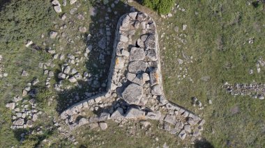 Siddi, Sardinya Nuragic megalitik mimarisinde tarih öncesi bir dev mezarın insansız hava aracı görüntüsü
